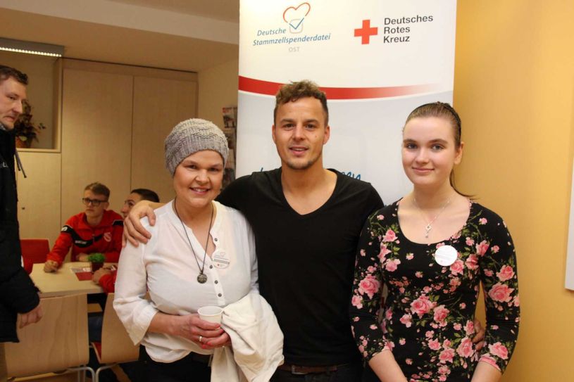 Diana Twarz (links), Clarissa Reich und Alexander Knappe. Der Musiker ist Pate der Stammzellenspenderdatei des DRK Nord-Ost. Hier wurde auch für die beiden Leukämie-Patientinnen ein passender Stammzellenspender gefunden. Foto: jho