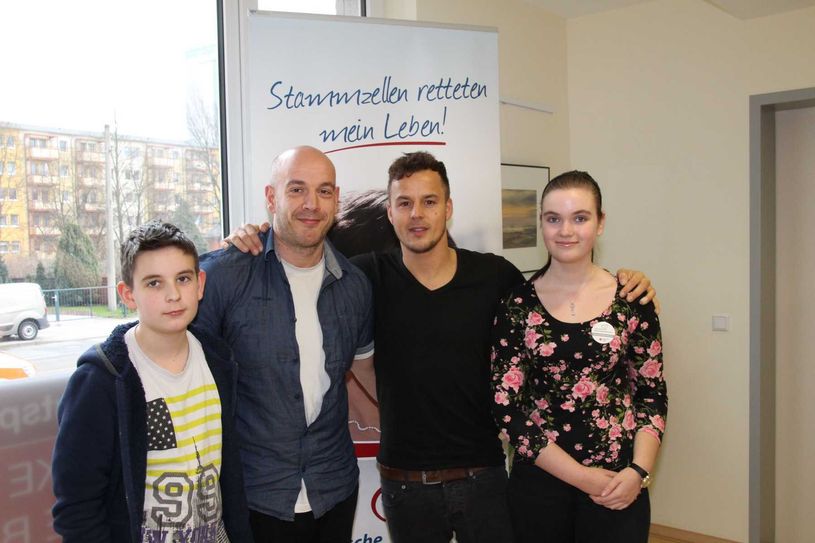Erinnerungsfoto (v. rechts): Clarissa Reich, Musiker und Pate Alexander Knappe, Clarissas Papa Mathias Reich und ihr Bruder Adrian. Foto: jho