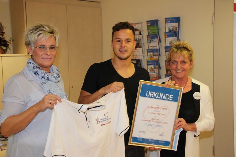 Alexander Knappe übernahm kürzlich die Botschafter-Rolle für die Stammzellenspenderdatei des DRK Nord-Ost. Als Dank gab es eine Urkunde und ein "Mitarbeiter-Poloshirt". Foto: jho
