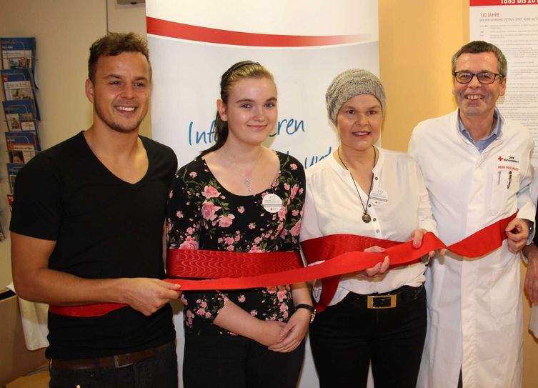 Das rote Band verbindet Alexander Knappe, Clarissa Reich, Diana Twarz und den Chef des DRK, Prof. Moog. Foto: jho