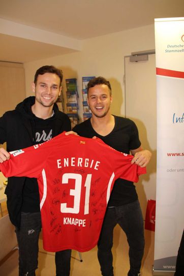 Auch die Nachwuchskicker schauten am 15. Februar im Blutspendezentrum Cottbus vorbei und spendeten Blut. Außerdem schenkten sie Alexander Knappe ein Trikot - der Musiker und Energie-Fan wurde an diesem Tag 31 Jahre. Foto: jho