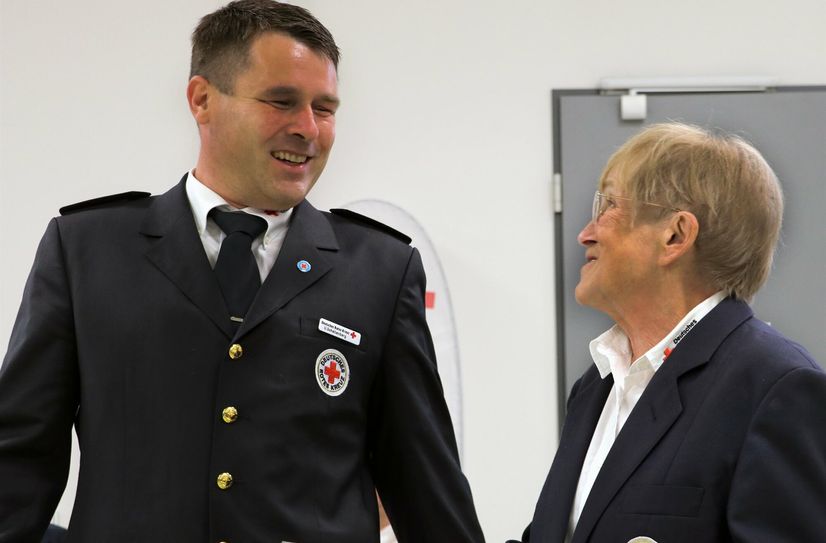 Der neue Präsident Uwe Schellenberg verabschiedet die vormalige Präsidentin Dipl. med. Angelika Böhm.  F: PR