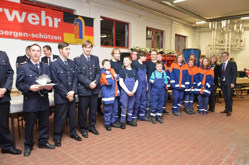 Überraschung für die Jugendfeuerwehr. Bürgermeister Jörg Gampe übergibt symbolisch zwei Zelte.