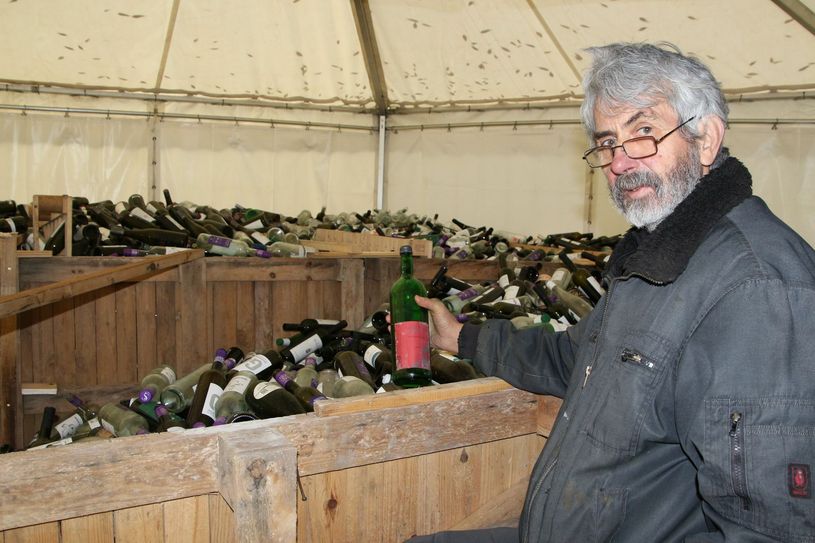 Helge Landmann freut sich über die vielen Weinflaschen-Spenden der Winzer und Bewohner des Elbtals. Darau soll der Ökologische Flaschenboden des neuen Veranstaltungshauses entstehen. ie Flaschen werden dazu senkrecht mit dem Boden nach oben in Beton gedrückt. Fotos: Farrar