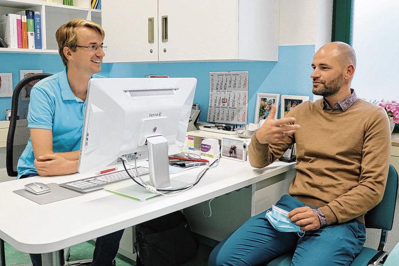 Paul Jesche (links) im Gespräch mit Christian Kühne zum geplanten Umzug und der Reha-Erweiterung. Foto: HOY-REHA GmbH