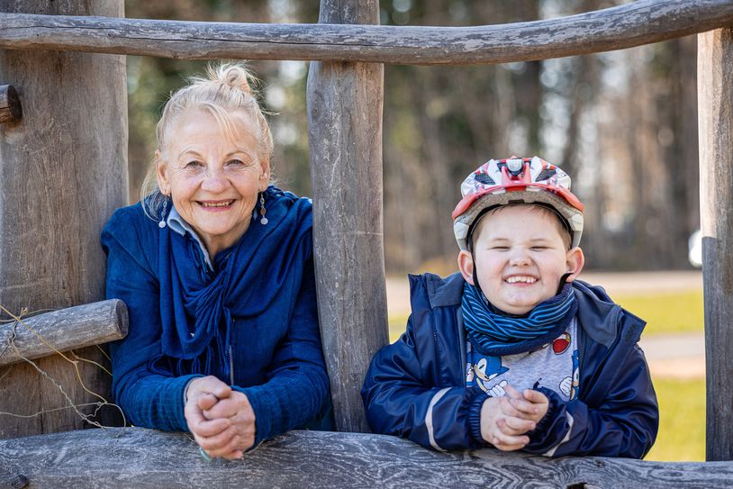 Familienbegleiterin mit Kind am Johanniter-Kinderhaus Pusteblume in Burg.