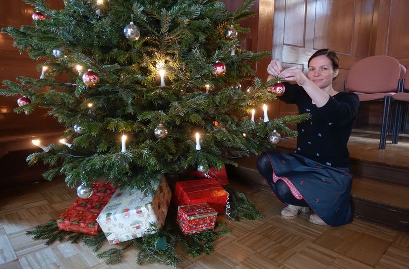 Der weihnachtliche Kunstmarkt im Wappensaal im Schloss Lübben wird vorbereitet.
