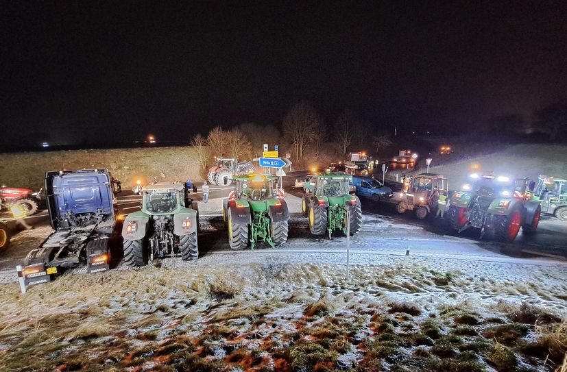 An der Autobahnauffahrt Uhyst im Landkreis Bautzen haben zahlreiche Landwirte den Weg versperrt.