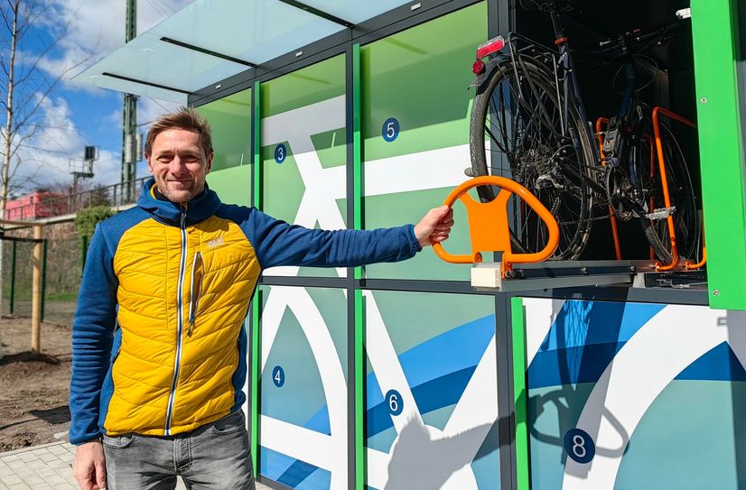 Vor gut einem Jahr führte Radebeuls Tiefbauamtsleiter Oliver Lange die praktische Fahrradbox in Radebeul vor.