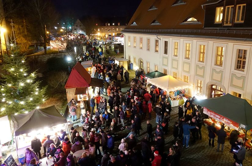 Weihnachtliche Deko und eine wunderschöne Kulisse erwartet die Besucher am Schloss Lohmen.