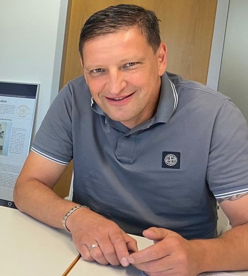 Stadtrat Jens Genschmar: "Die Stadt Dresden baut ein Stadion für internationale Wettkämpfe und `vergisst` dabei grundlegende Elemente wie die Anzeigetafel und eine funktionierende Beschallungsanlage.“