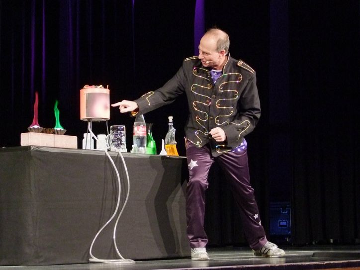 Im Rahmen der Veranstaltung gab es auch eine rasante Wissenschaftsshow, präsentiert von Dr. Andreas Korn-Müller alias »Magic Andy«.   Foto: Könen