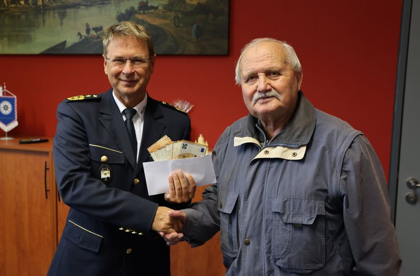 Glück gehabt: Der betrogene Senior erhielt von Polizeipräsident Lutz Rodig sein Geld zurück.