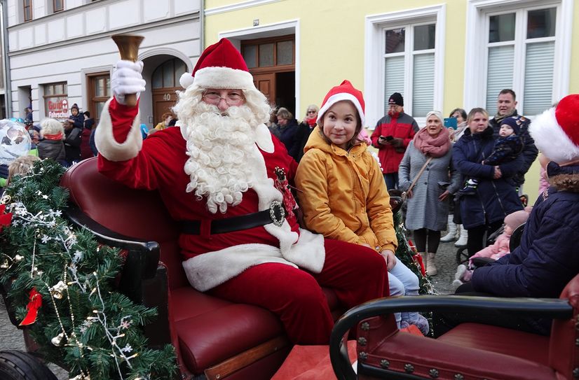 Der Weihnachtsmann kommt natürlich auch zum Weihnachtsmarkt nach Luckau.