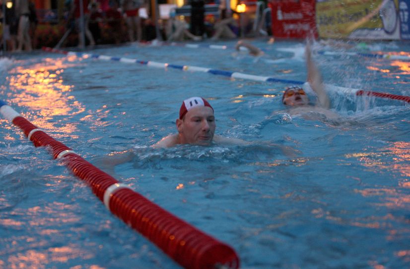 Welches Duo schwimmt am 25. August die meisten Kilometer in der festgelegten Zeit?