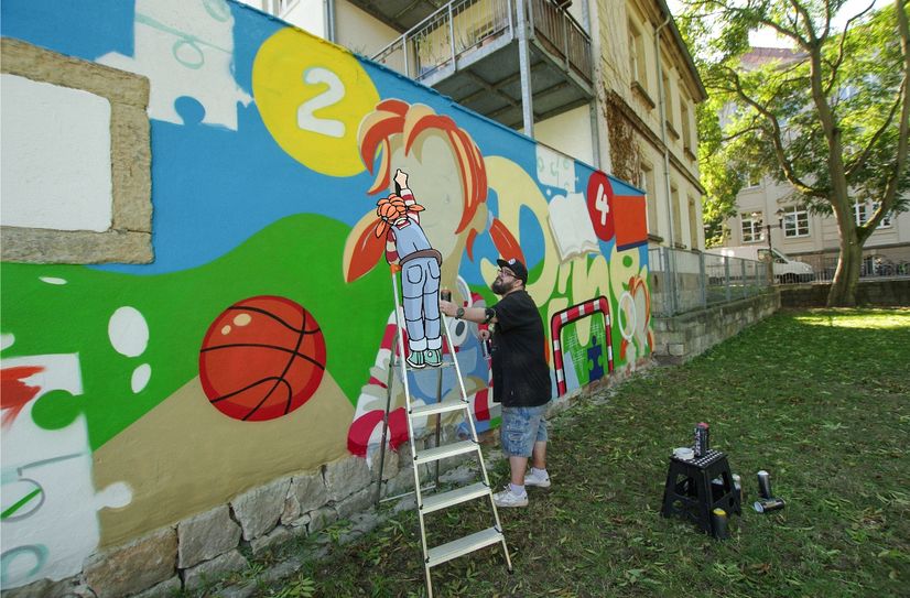 René Donath gestaltet das Graffiti – und Pine ist natürlich auch mit dabei.  Foto: www.pine-pirna.de