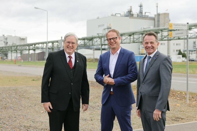 Prof. Dr. Jörg Steinbach, Minister für Wirtschaft, Arbeit und Energie des Landes Brandenburgs, Alexander Saul, Geschäftsführer Firmenkunden bei Vodafone Deutschland und Jürgen Fuchs, Vorsitzender der Geschäftsführung der BASF Schwarzheide GmbH.