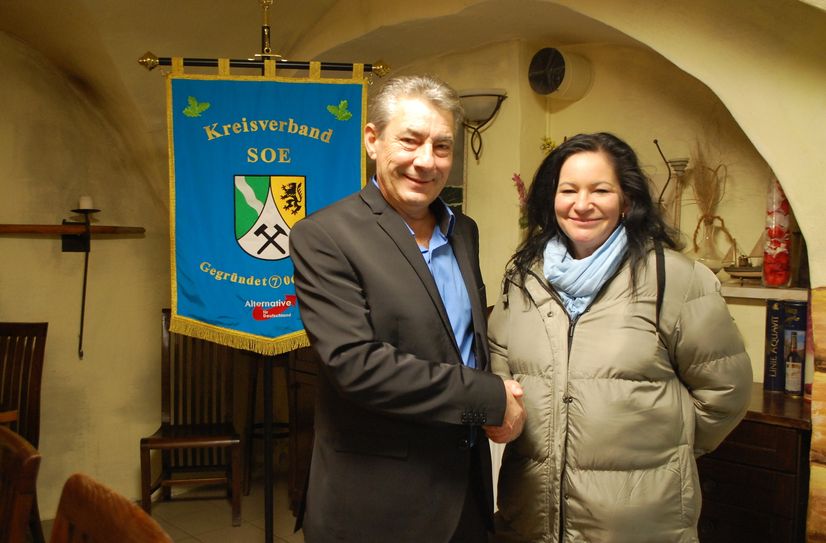 Der Kandidat der AfD, Tim Lochner (li.), gewinnt die erste Runde der OB-Wahl in Pirna und empfängt erste Glückwünsche von seiner Wahlkampfmanagerin.