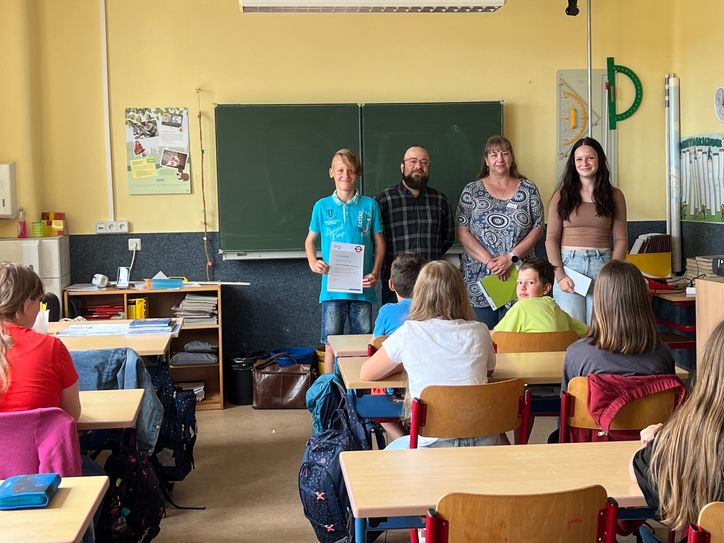 Eine der Schulen im Landkreis Oberspreewald-Lausitz, die bereits mehrfach erfolgreich beim Anti-Rauch-Wettbewerb "Be Smart - Don&apos;t Start" teilgenommen hat, ist die Grundschule "Blauer Planet" in Annahütte. Die Schülerinnen und Schüler der Klasse 6a freuten sich über die Urkunde und den Beitrag zur Klassenkasse. Überreicht wurde dies von Pascal Noack von der Überregionalen Suchtpräventionsfachstelle Südbrandenburg des Tannenhof Berlin-Brandenburg e.V. sowie von Maren Reichelt vom Bereich Jugendarbeit, Jugendsozialarbeit und Jugendschutz des Jugendamtes OSL.