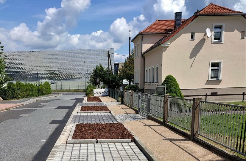Parkbuchten und Bauminseln auf der nördlichen Wettinstraße; Foto vom Juli 2023.