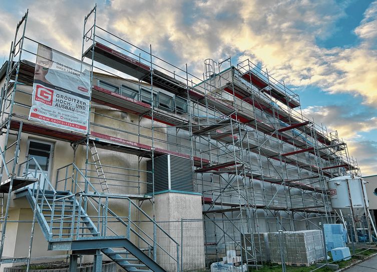 Bis ins Frühjahr finden Arbeiten an der Westfassade der Schwimmhalle Riesa statt.