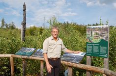 Nationalpark-Sprecher Hanspeter Mayr zeigt neu gewachsene Birken nach Waldbrand am »Weg zur Wildnis«