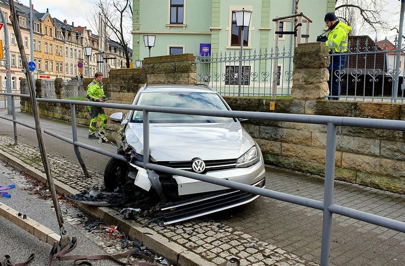 Der 50 Jahre alte Fahrer des Pkw hatte beim Überqueren der Feldschlösschen-Kreuzung die Kontrolle über diesen Wagen verloren.