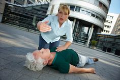 Bei einem Herz-Kreislauf-Versagen zählt jede Minute. Dank einer Smartphone-App werden in der Nähe befindliche Ersthelfer alarmiert, um den Patienten schnellstmöglich zu reanimieren.