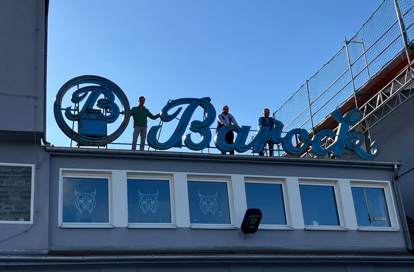Gunther Lange, Benjamin Venter und Torsten Meisel (v.l.n.r.) bei »ihrem« Barock-Schriftzug auf dem Dach.