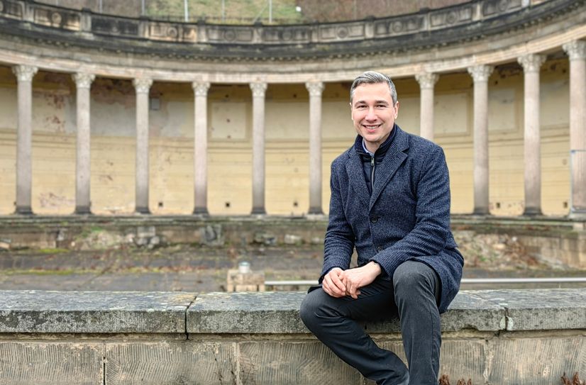 Baubürgermeister Stephan Kühn am Römischen Bad auf Schloss Albrechtsberg - eines der großen Bauvorhaben der Stadt.