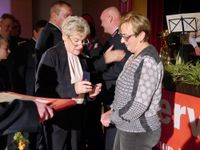 Übergabe des Abzeichens für 25 Jahre treue Dienste in der Feuerwehr an Veronika Gäbler durch die 2. Beigeordnete und Sozialdezernentin Martina Weber