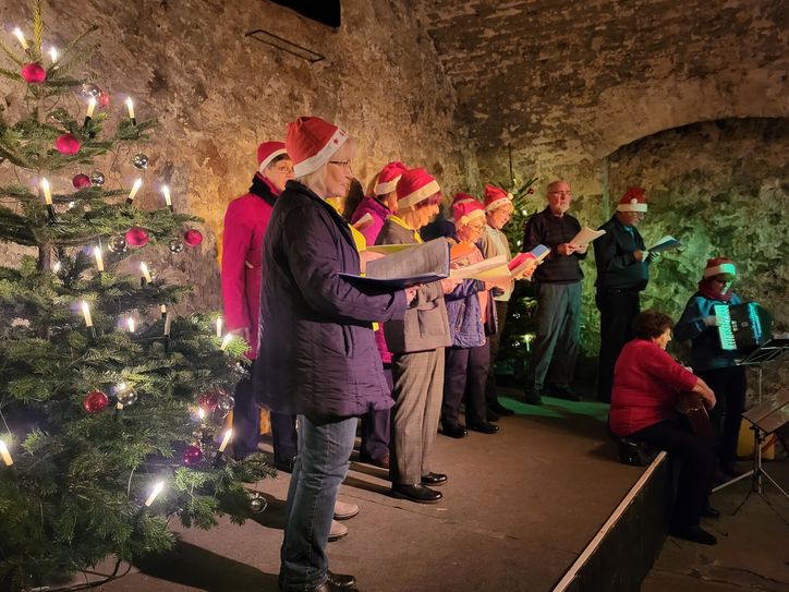 »Die Ybermütigen« beim Weihnachtssingen in Bahrmann‘s Keller im Jahr 2023.