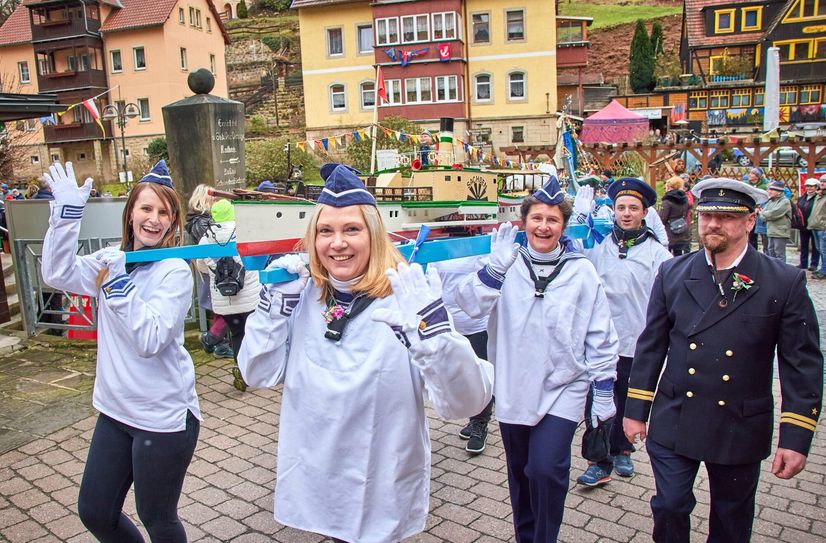 links: Melanie Leuschke und Katrin Grahl (rechts) mit dem Schiffsmodel des Schaufelraddampfers Sachsen.