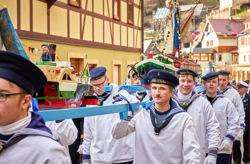 ...weitere Raddampfer und Schleppkähne als Modelle getragen.