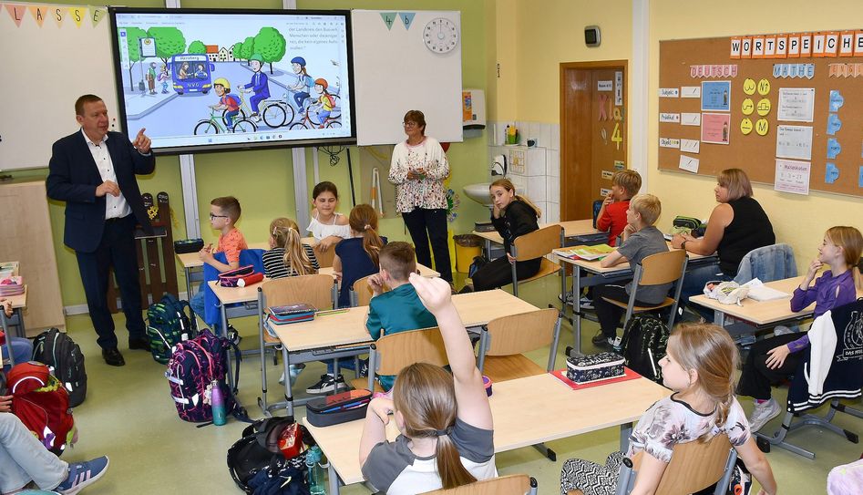 Die Gleichstellungsbeauftragte des Landkreises, Ute Miething, und Landrat Christian Jaschinski stellten das Erklärheft mit dem Titel »Was macht mein Landkreis« in der Astrid-Lindgren-Grundschule in Falkenberg vor.  Foto: Pressestelle Kreisverwaltung