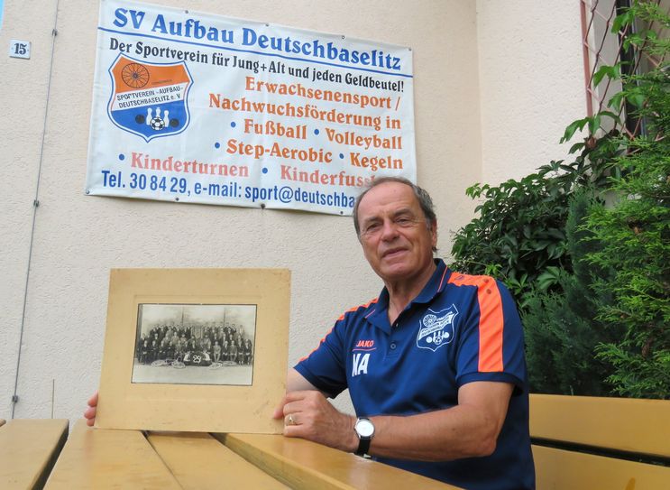Der Präsident des SV Aufbau Deutschbaselitz, Norbert Adler, mit einer historischen Aufnahme.