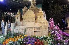 Fantasieschloss – einerseits wehrhafte Ritterburg, andererseits Märchenschloss mit verspielten Türmen.