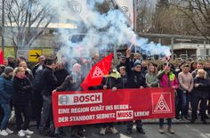 Betriebsrat, Beschäftigte und IG Metall protestierten am 10. April gegen die Schließung des Bosch-Werks in Sebnitz.