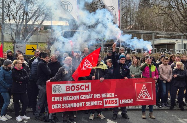Betriebsrat, Beschäftigte und IG Metall protestierten am 10. April gegen die Schließung des Bosch-Werks in Sebnitz.