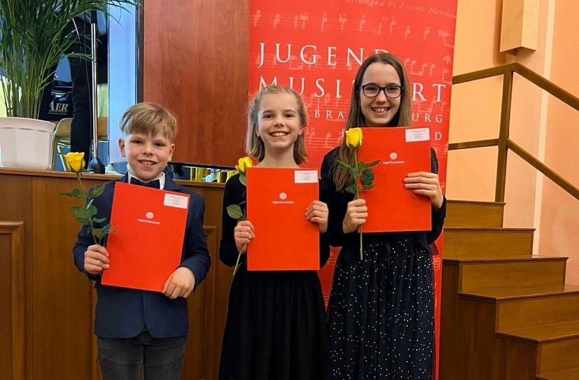 Über tolle Ergebnisse konnten sich bereits die jüngsten OSL’er beim Regionalwettbewerb Süd von Jugend musiziert freuen. Wie hier das Violoncello-Trio bestehend aus Leonard Badura, Gretje Bachmann, Greta Wirth. Sie erhielten einen tollen 1. Preis mit 22 Punkten.
