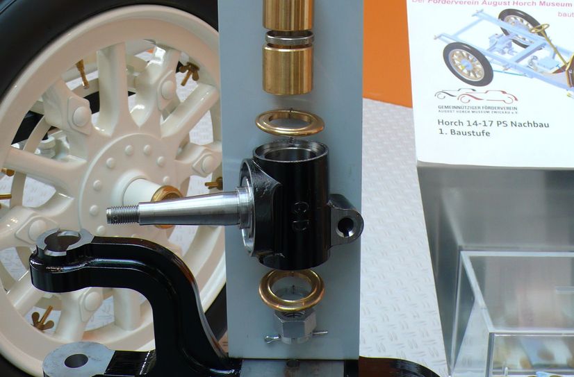 Die stark gekröpfte Achse war typisch damals, damit der Motor überhaupt Platz hatte. Formen zum Schmieden gibt es nicht mehr.