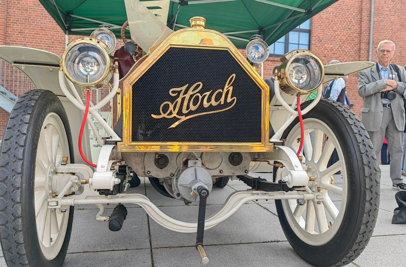 Der 1. in Zwickau gebaute HORCH steht wieder im Museum. Der Förderverein hat den Wagen nachgebaut, so wie er seiner Zeit 1904 entsprach. Sachsens Tüftler haben dafür alte Techniken wiederentdeckt.