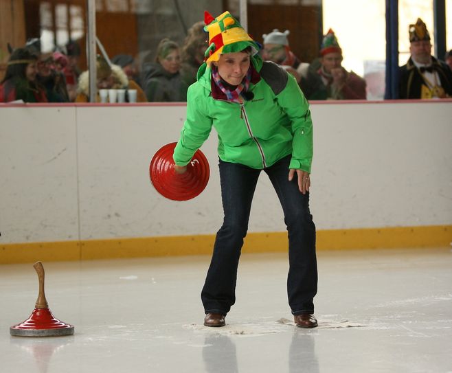 Frauke Petry beim Eisstockschießen. Foto: Daniel Förster