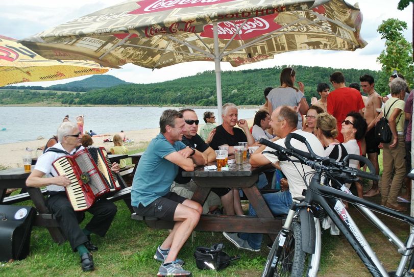 Tschechisches Bierfest mit Akkordeon-Musik beim JO-Grill, Nordoststrand. Foto: EGZ