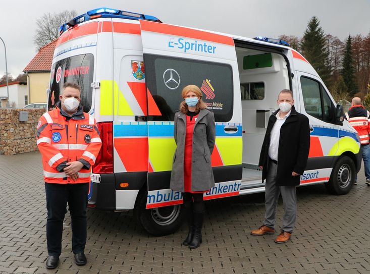 Nehmen den ersten elektrische Krankentransportwagen in Empfang (vo.li.na.re.): Andreas Berger-Winkler (Regionalvorstand der Johanniter-Unfall-Hilfe e. V. Regionalverband Brandenburg Süd), Susanne Rieckhof (Vizelandrätin des Landkreises Dahme-Spreewald) und Stefan Klein (Ordnungsdezernent des Landkreises Dahme-Spreewald). Foto: LDS