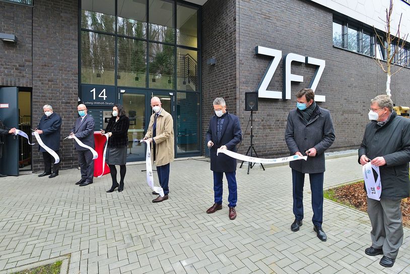 Eröffnen das Zentrum für Zukunftstechnologien in Wildau (vo.li.na.re.): Prof. Dr. Jörg Steinbach (Wirtschaftsminister Land Brandenburg), Stephan Loge (Landrat Landkreis Dahme-Spreewald), Dorothee Bär (MdB, Staatsministerin bei der Bundeskanzlerin und Beauftragte der Bundesregierung für Digitalisierung), Gerhard Janßen (Geschäftsführer der Wirtschaftsförderung Dahme-Spreewald), Prof. Dr. Lothar H. Wieler (Präsident des Robert Koch-Instituts), Michael Weisel (Geschäftsführer der FTI Engineering Network GmbH) sowie Prof. Dr. Klaus-Martin Melzer (Vizepräsident der Technischen Hochschule Wildau). Foto: Wirtschaftsförderungsgesellschaft Dahme-Spreewald mbH