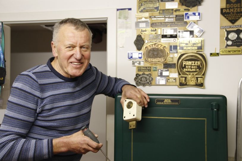 Johannes Kühn knackt Tresore - natürlich ganz legal. Foto: Mutschke