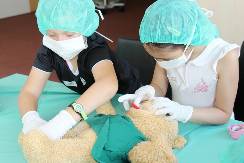 Der OP-Teddy wird ausführlich auf Krankheiten untersucht – hier von Veit und Aliesabeth aus Pirna. Foto: HELIOS Klinikum Pirna