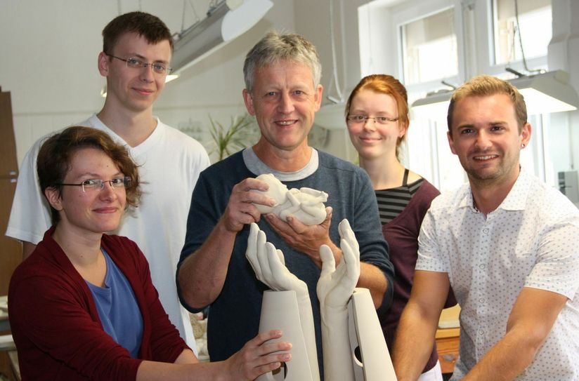 Prof. Ulrich Eißner (Mitte), seine Meisterschüler Maria Walther, Maximilian Hagstolz und Judith Lehnert sowie Bossierer Gerd Rumberger. Foto: Zänker