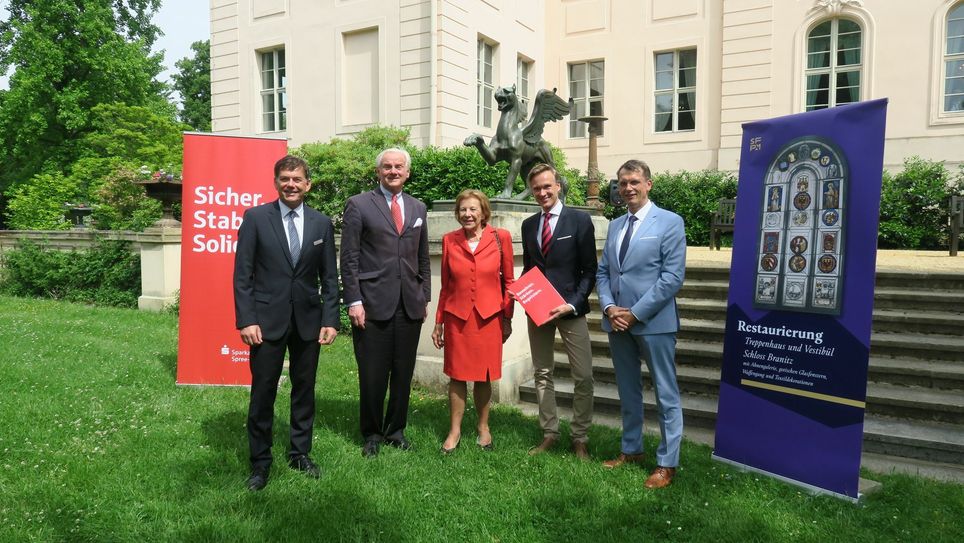 Mit großer Freude nahm Dr. Stefan Körner, Vorstand der Stiftung Fürst-Pückler-Museum Park und Schloss Branitz (2.v.r.) gemeinsam mit Elke Gräfin von Pückler, Vertreterin der Erbengemeinschaft nach Fürst Pückler (m.) sowie Oberbürgermeister Holger Kelch, Stellvertretender Stiftungsratsvorsitzender (r.), die Förderung von Ralf Braun, Vorstandsmitglied der Sparkasse Spree-Neiße (l.), und Friedrich-Wilhelm von Rauch, Geschäftsführer der Ostdeutschen Sparkassenstiftung (2.v.r.), entgegen. Foto: Dany Dawid
